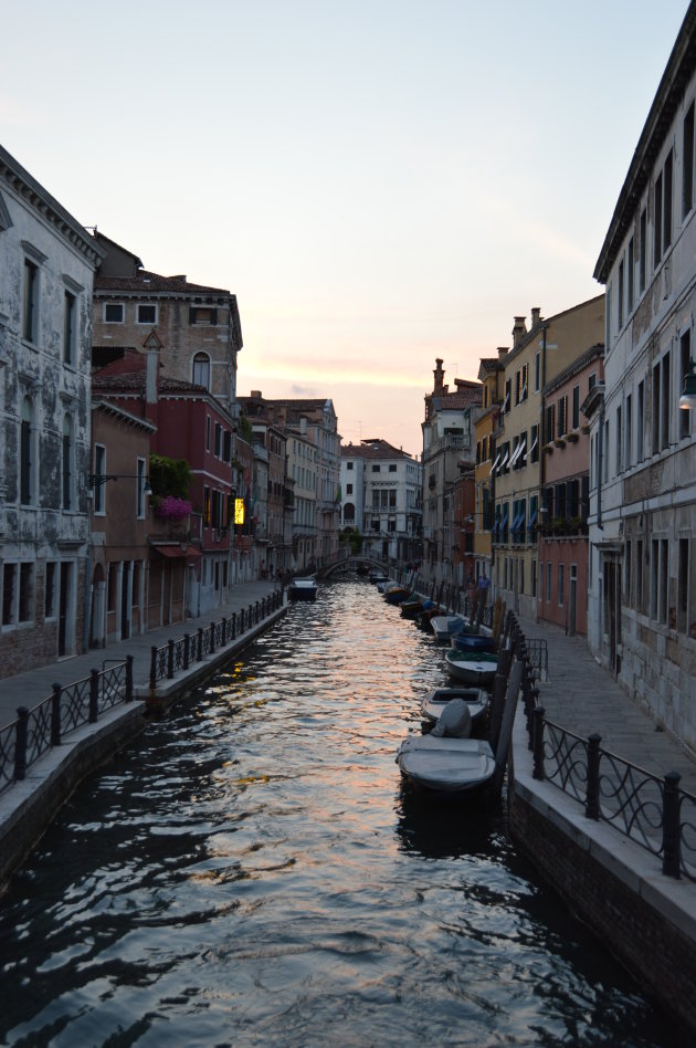 zonsondergang in de straten van Venetië