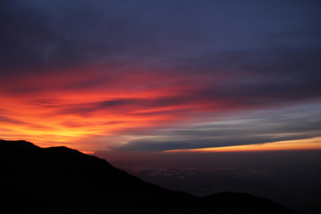 Zonsopkomst vanaf de top van Merapi, Sumatra. 