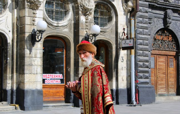 Handenwrijvende kozak op het Rynokplein