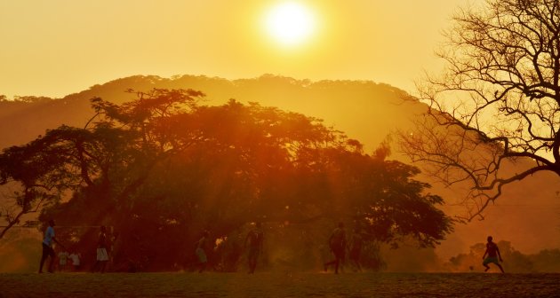 Voetballen bij Zonsondergang