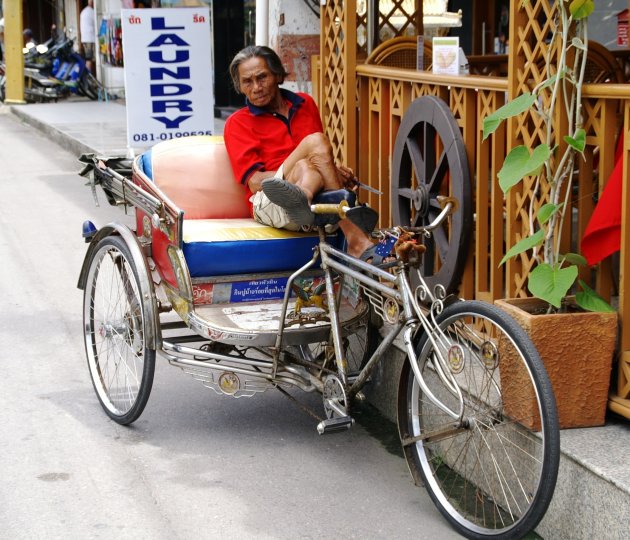 Wachtende fietstaxi chauffeur