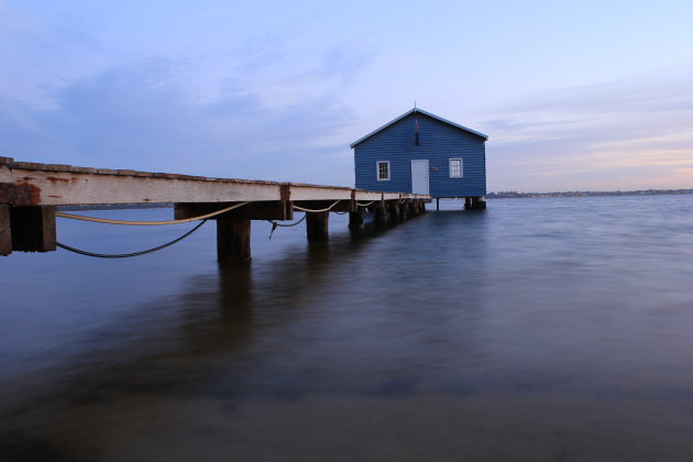 De steiger met de typerende lichtblauwe boatshed