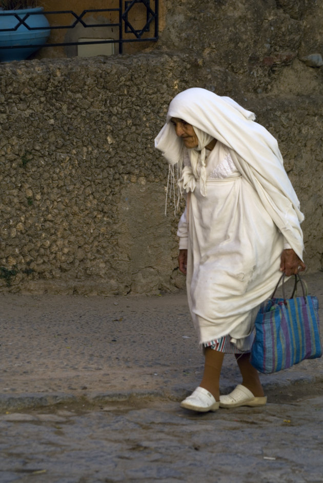  vrouw in traditionele klederdracht