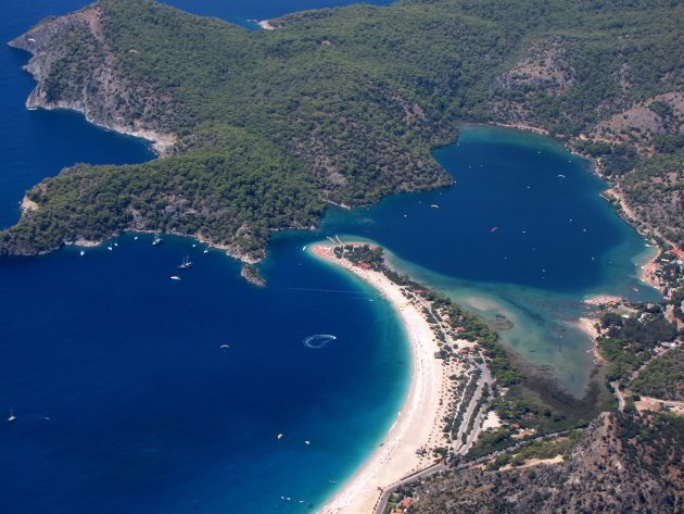 Paragliden boven de Blue Lagoon bij Ölüdeniz