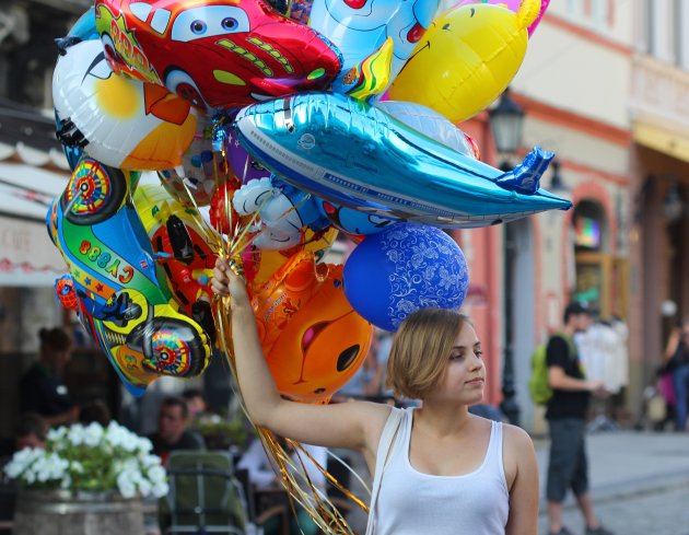 Jonge ballonnenverkoopster