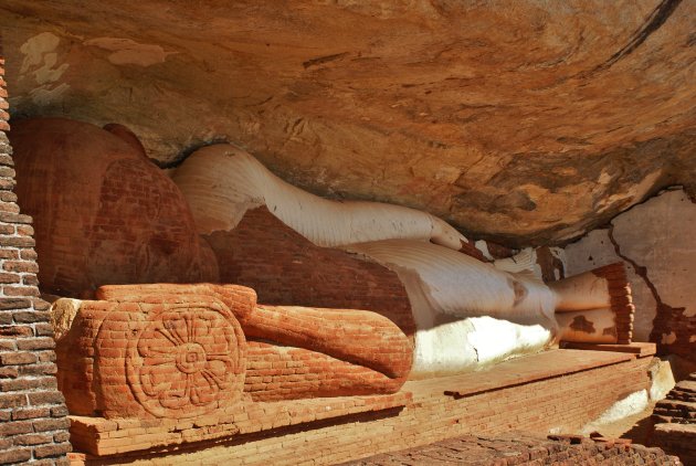 Stenen boeddha op de Pidurangala rots