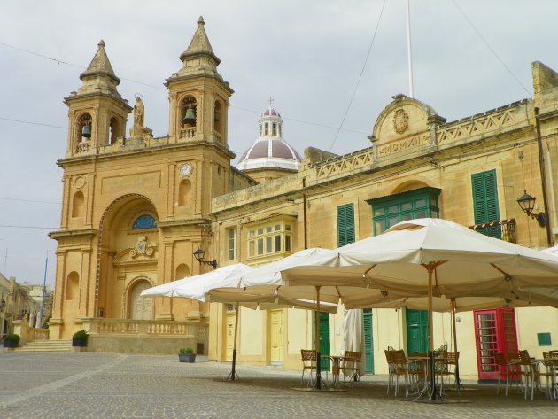 Kerk op centrale plein in Marsaxlokk