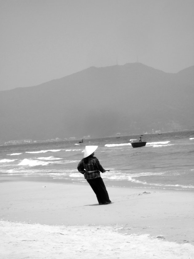 Visser op het strand van Da Nang