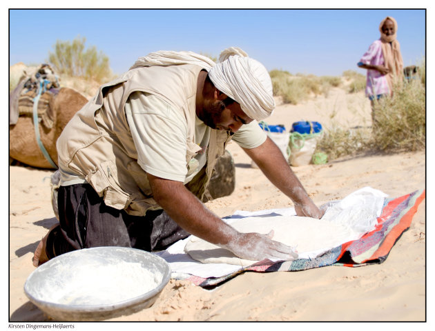 Brood maken in het zand