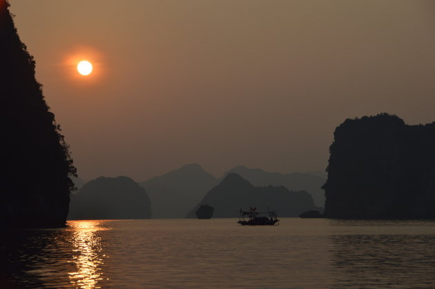 Zonsondergang in Ha Long Bay