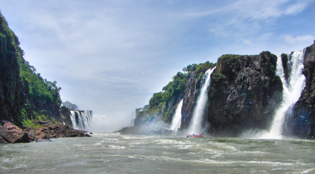 Bootje onder de waterval