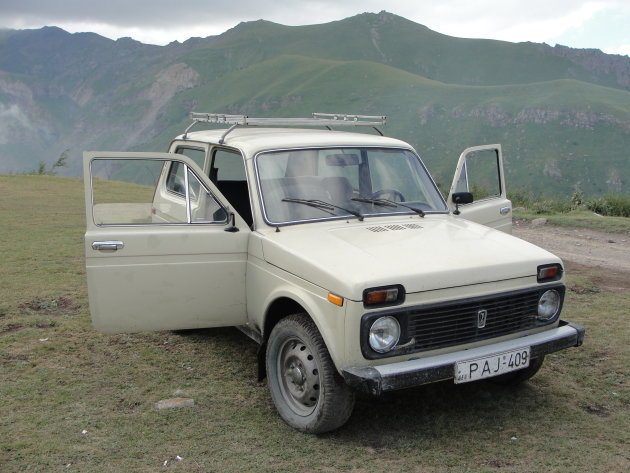 Raggen in een oude Lada.