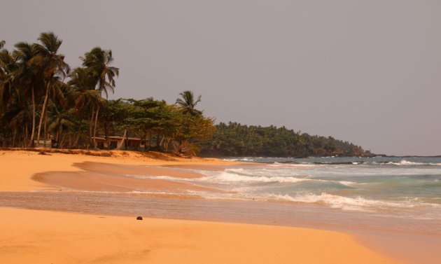 verlaten strand op Sao Tomé