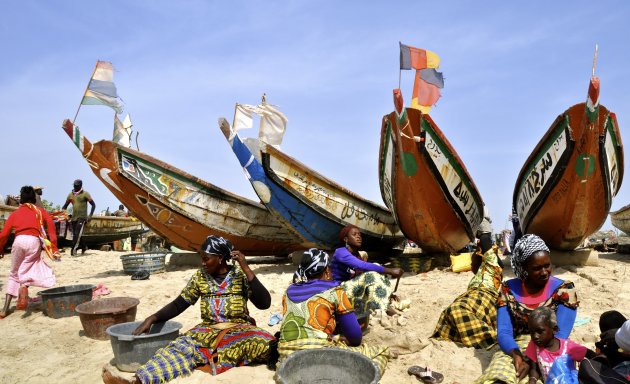 vrouwen en boten op het strand