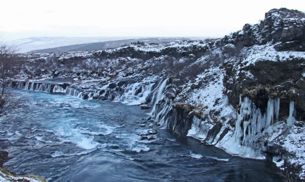 Hraunfossar waterval in de winter