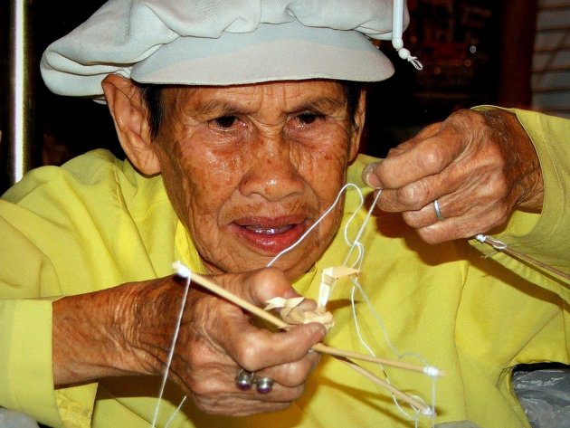 Geconcentreerd op de Nachtmarkt in Chiang Mai