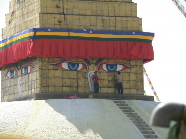 werk aan de ogen van de stupa