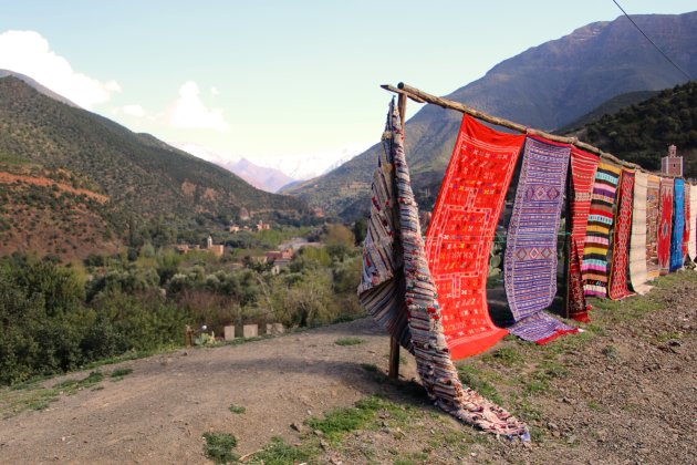 kleurrijke kleden in de Ourika vallei