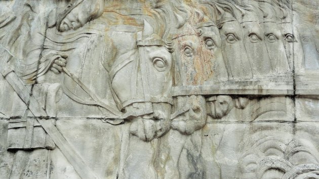 Paardenkoppen op het vrijheidsmonument