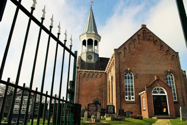 Open poort op het kerkhof