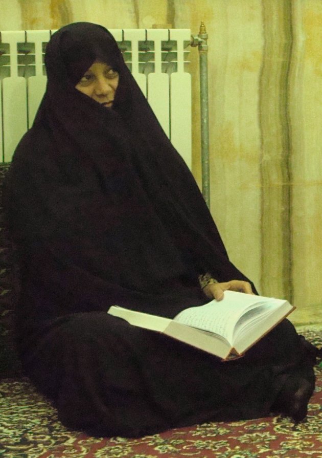 vrouw aan het bidden