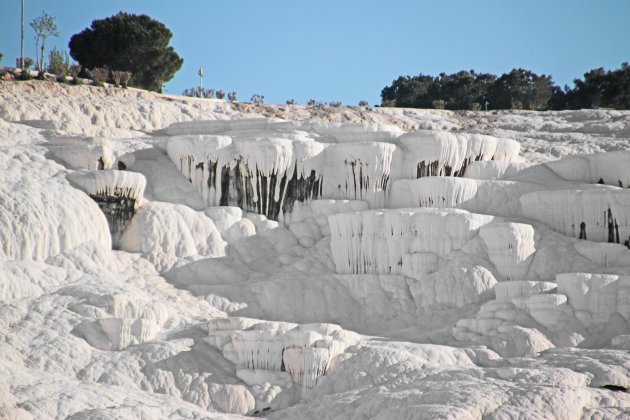 Kalksteenterrassen vanaf de onderkant