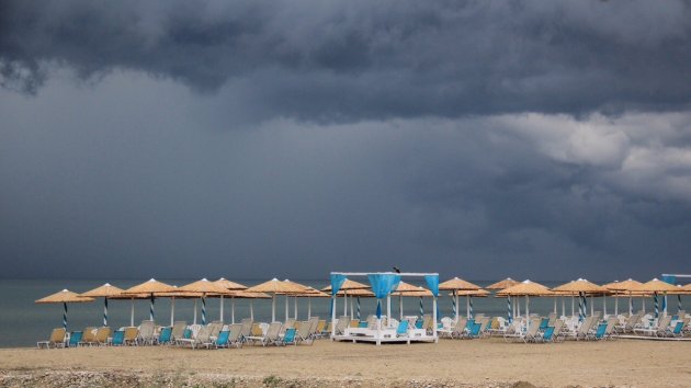 Donkere wolken pakken zich samen