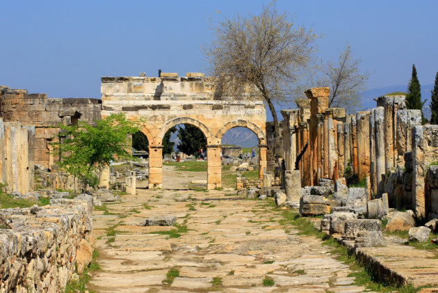 Op het plateau voor de kalkterrassen de ruïnes van Hierapolis bezoeken