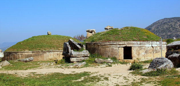 Hellenistische ronde graven bij de ruïnes van Hierapolis boven bij de kalkterrassen