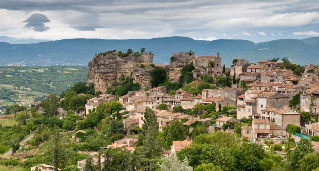 Saignon, met kenmerkende rots