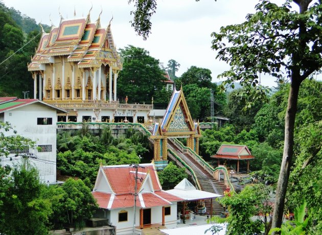 Tempel tegen de berg