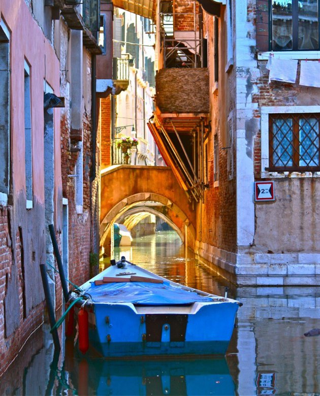 Klein steegje in Venetië.