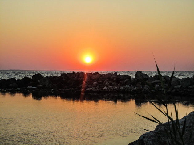 zonsondergang in het idiyllische haventje van Ligia