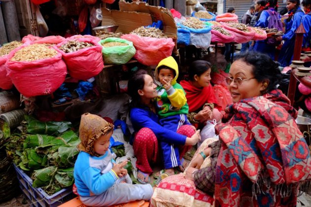 ondeugend jongetje op locale markt