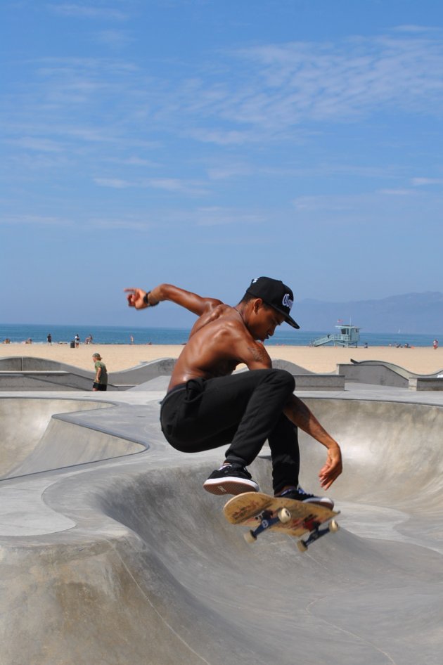 Skatebaan in Venice, heerlijk kijken naar de stunts