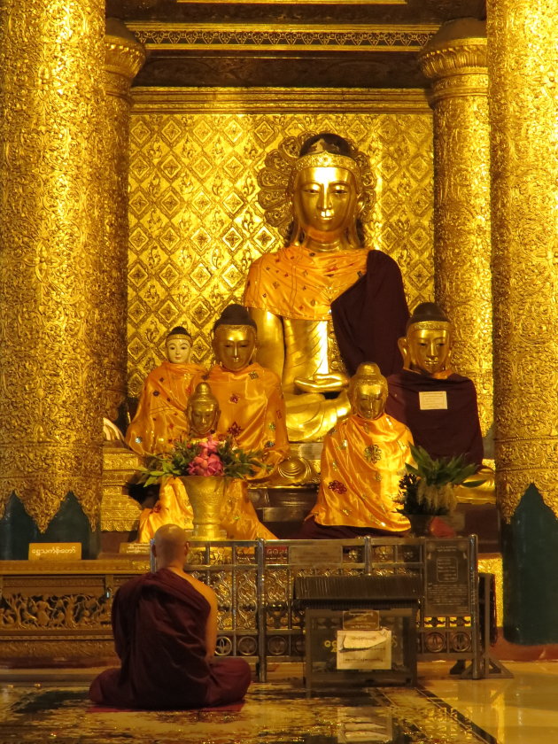 in een tempel rondom de Swedagonpagode