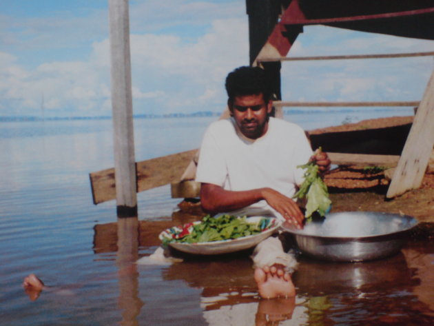 2001-2002 Groente wassen in het Brokopondo-stuwmeer.