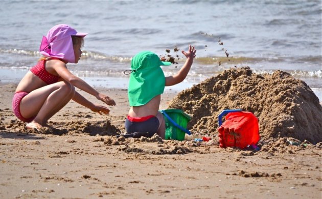 Spelen met zand.