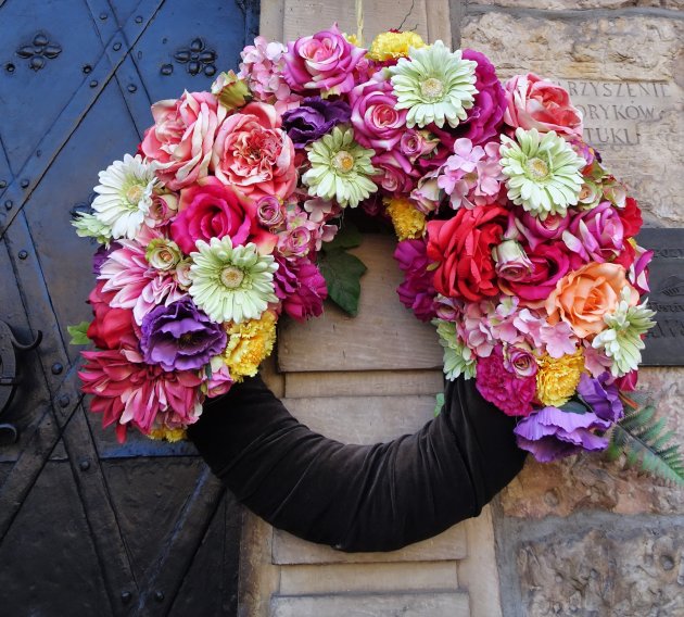 Bloemen sieren de huizen op de Rynek Starego Miasta