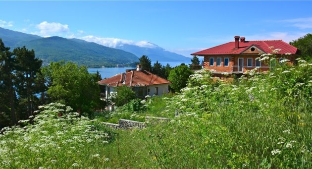 Zicht op het meer van Ohrid