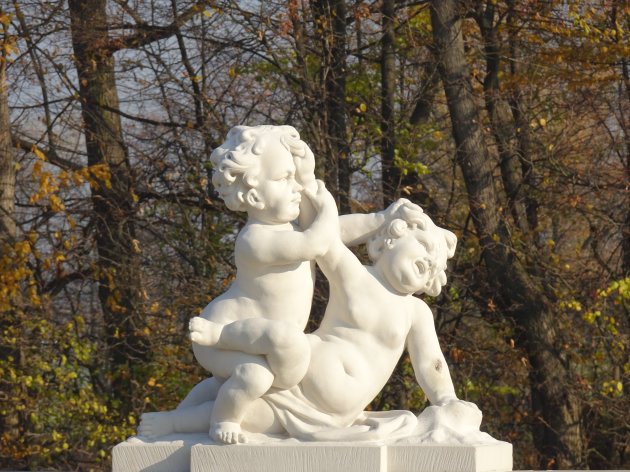 Spelende kinderen in het park van Wilanow