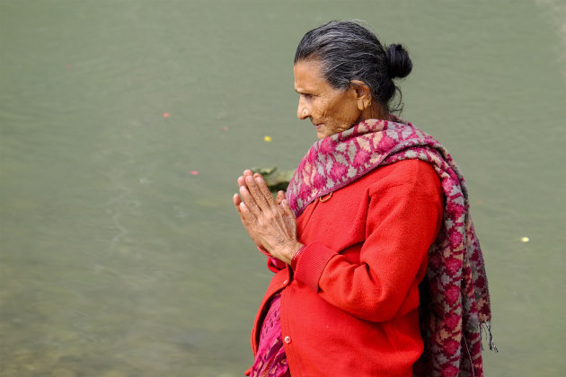 Biddende vrouw in Devghat