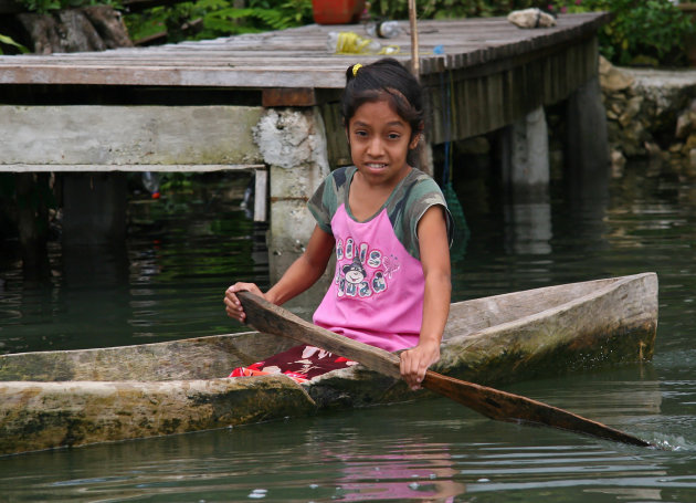 Meisje in kano Río Dulce