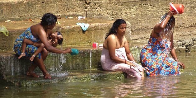 Wassen in de Menik Ganga rivier