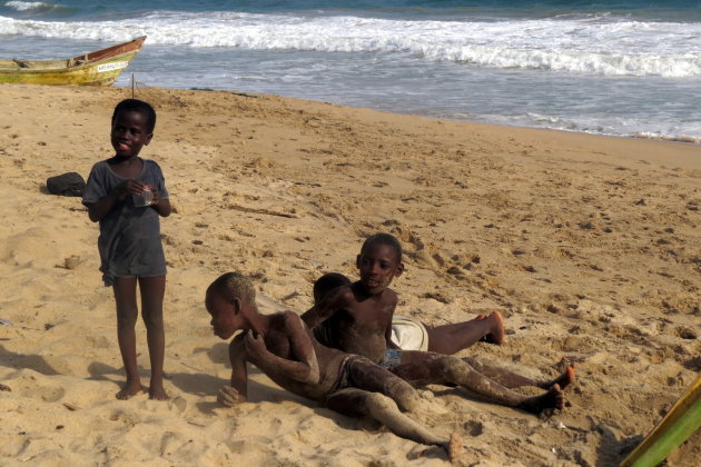 Spelen op het strand.