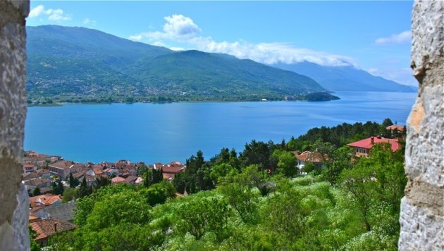 Zicht op het meer van Ohrid