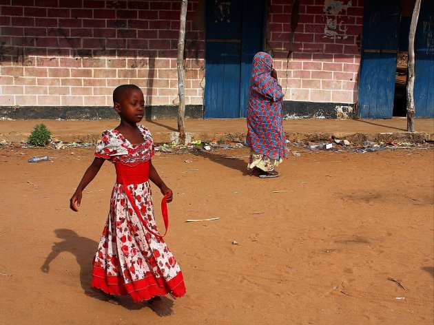 Dansend door de Straten in Tanzania