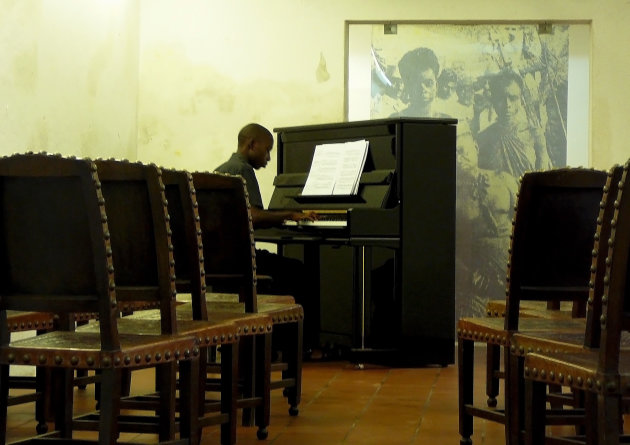 Piano speler in het oude Portugese fort in Maputo