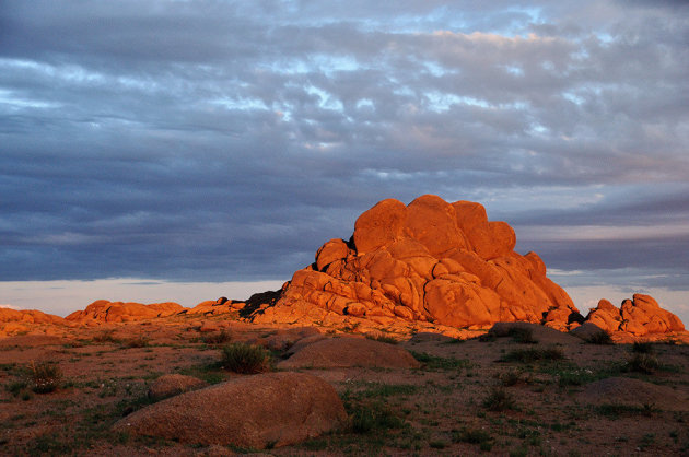 Rood opgloeiend graniet in de Gobi woestijn