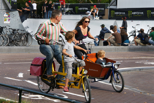 Veilig achterop, bij vader op de fiets